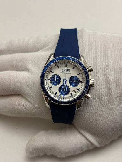 Speedmaster (Blue) Seiko VK63 meca-quartz chronograph mod watch. A full watch shot showing a white dial with blue sub dials and a blue bezel on a blue rubber strap.
